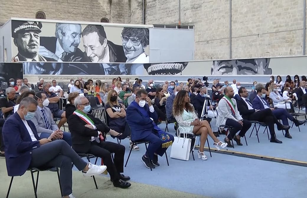 Trinitapoli, inaugurato l’anfiteatro della legalità. Un murale per ricordare Borsellino, Dalla Chiesa, Falcone e Siani